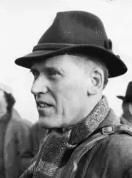 Porträtt av man i jägarhatt, 1950-tal