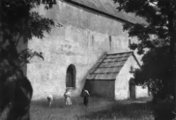 Besökare vid Källa ödekyrka på Öland, 1952