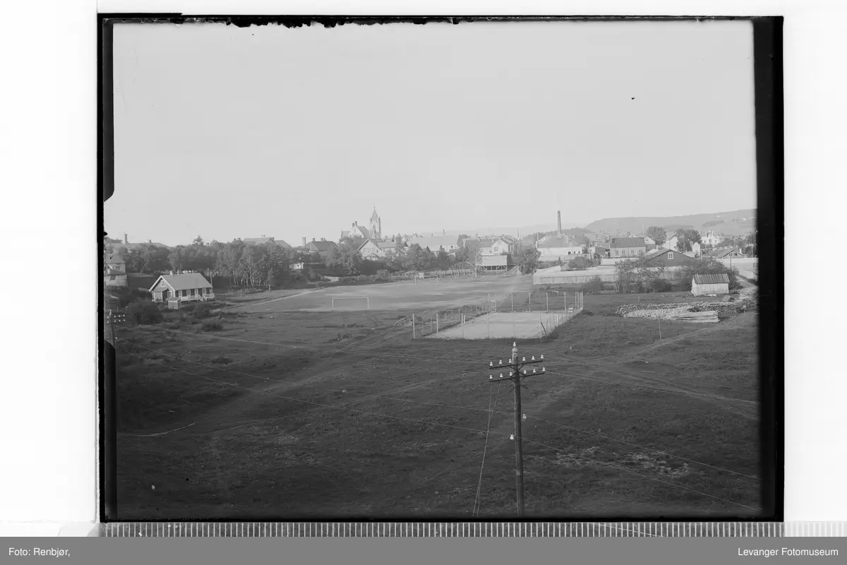 Tennisbanen på Levanger stadion,