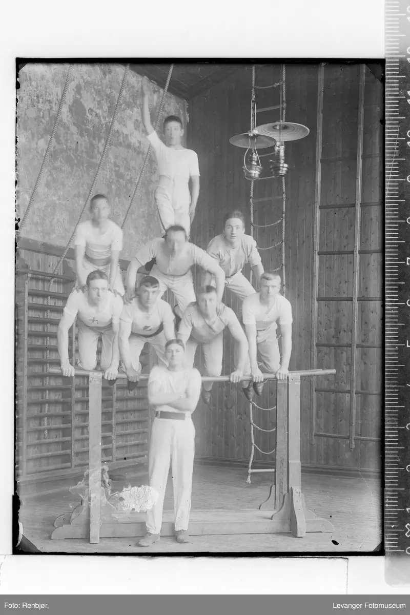 Turngruppe lager en menneskelig pyramide. i gymsalen