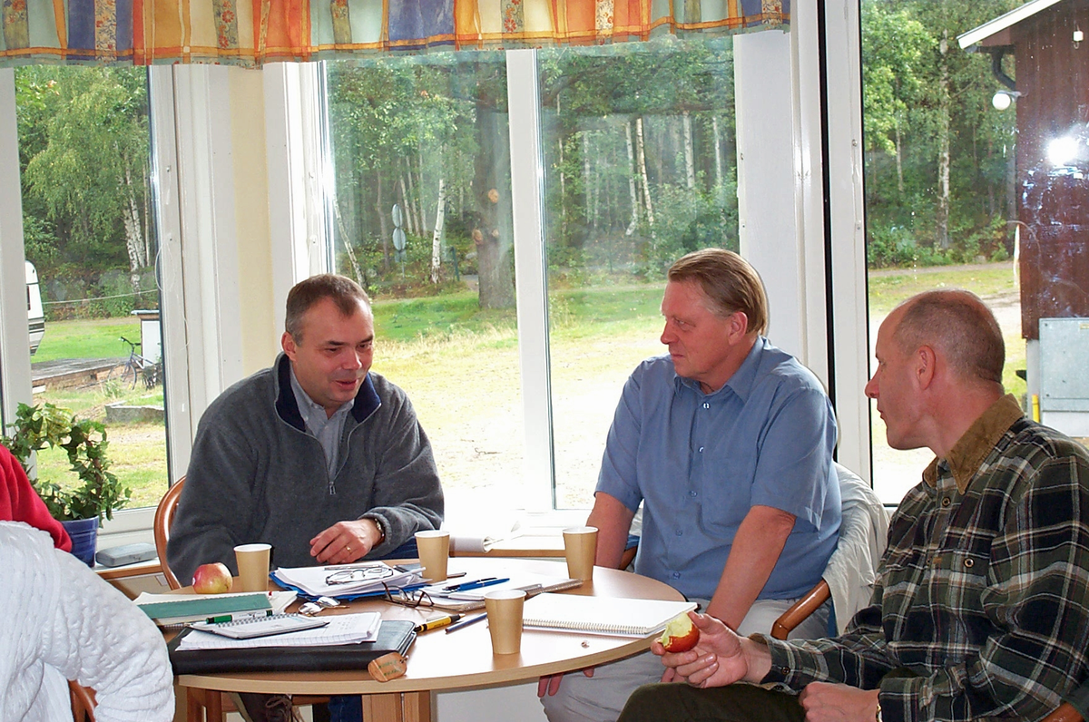 Planeringsmöte för Skaraborgsgruppen i Källviken i september 2001. Hans Eriksson, Lennart Stenström och Thomas Hilding.