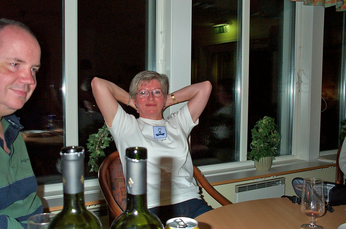 Planeringsmöte för Skaraborgsgruppen i Källviken i september 2001. Thomas Holmberg och Inger Josefsson.