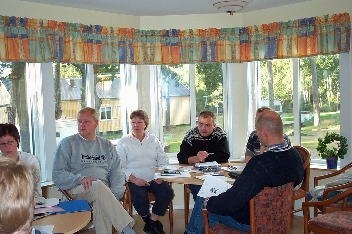 Planeringsmöte för Skaraborgsgruppen i Källviken i september 2001. Utbildningsavd med Eva Emanuelsson, Stefan Ekroth, Kerstin Bredelius, Hans Eriksson och Thoms Hilding.