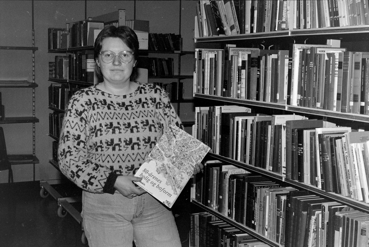 Biblioteksjef Marit Selliseth Loe ved Averøy folkebibliotek lånte ut 21.400 bøker i 1986. En fin økning på 17% fra året før. Av det totale utlånet stod barnebøkene for 42%. Barnebøkene utgjør likevel under 20% av bibliotekets utvalg i bøker. Det skriver Nordmørsposten, 30. januar 1987. Journalist og fotograf er Jan Øivind Jensen.