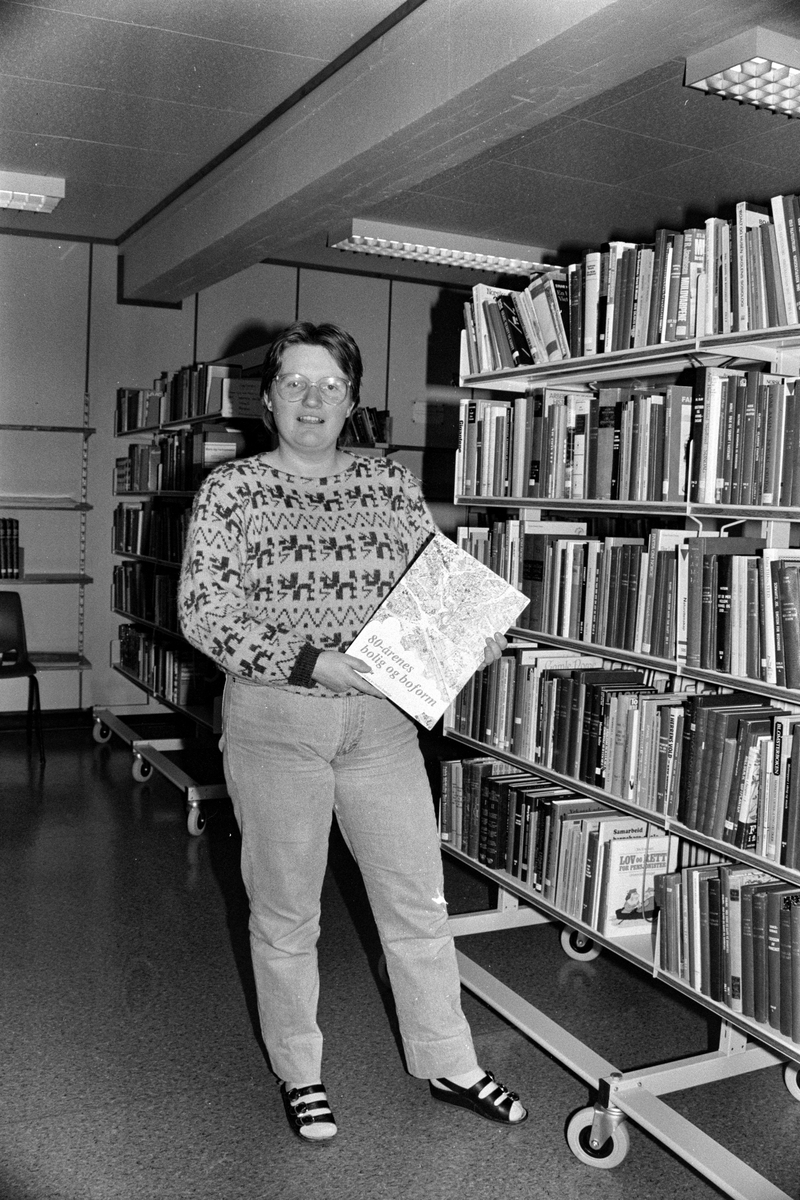 Biblioteksjef Marit Selliseth Loe ved Averøy folkebibliotek lånte ut 21.400 bøker i 1986. En fin økning på 17% fra året før. Av det totale utlånet stod barnebøkene for 42%. Barnebøkene utgjør likevel under 20% av bibliotekets utvalg i bøker. Det skriver Nordmørsposten, 30. januar 1987. Journalist og fotograf er Jan Øivind Jensen. (Alternativt foto)