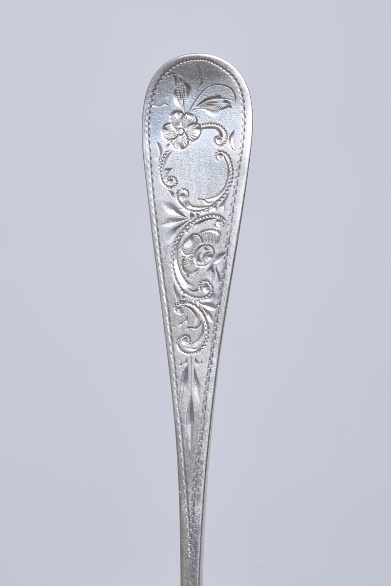 Seks teskjeer i sølv med dekorert håndtak.