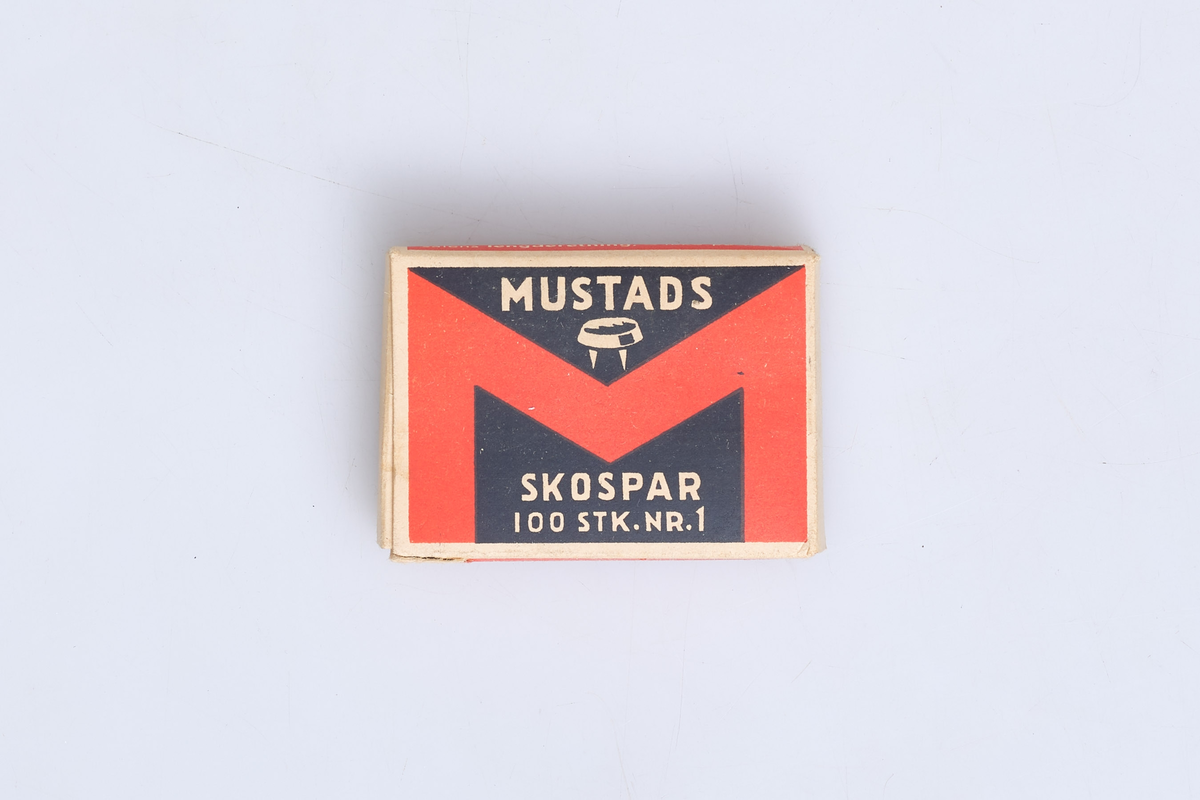Eske til å ha skospar i. Esken har teksten Mustads Skospar 100 stk. Nr. 1