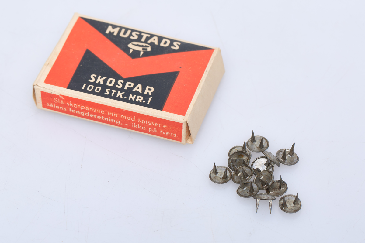 Eske til å ha skospar i. Esken har teksten Mustads Skospar 100 stk. Nr. 1