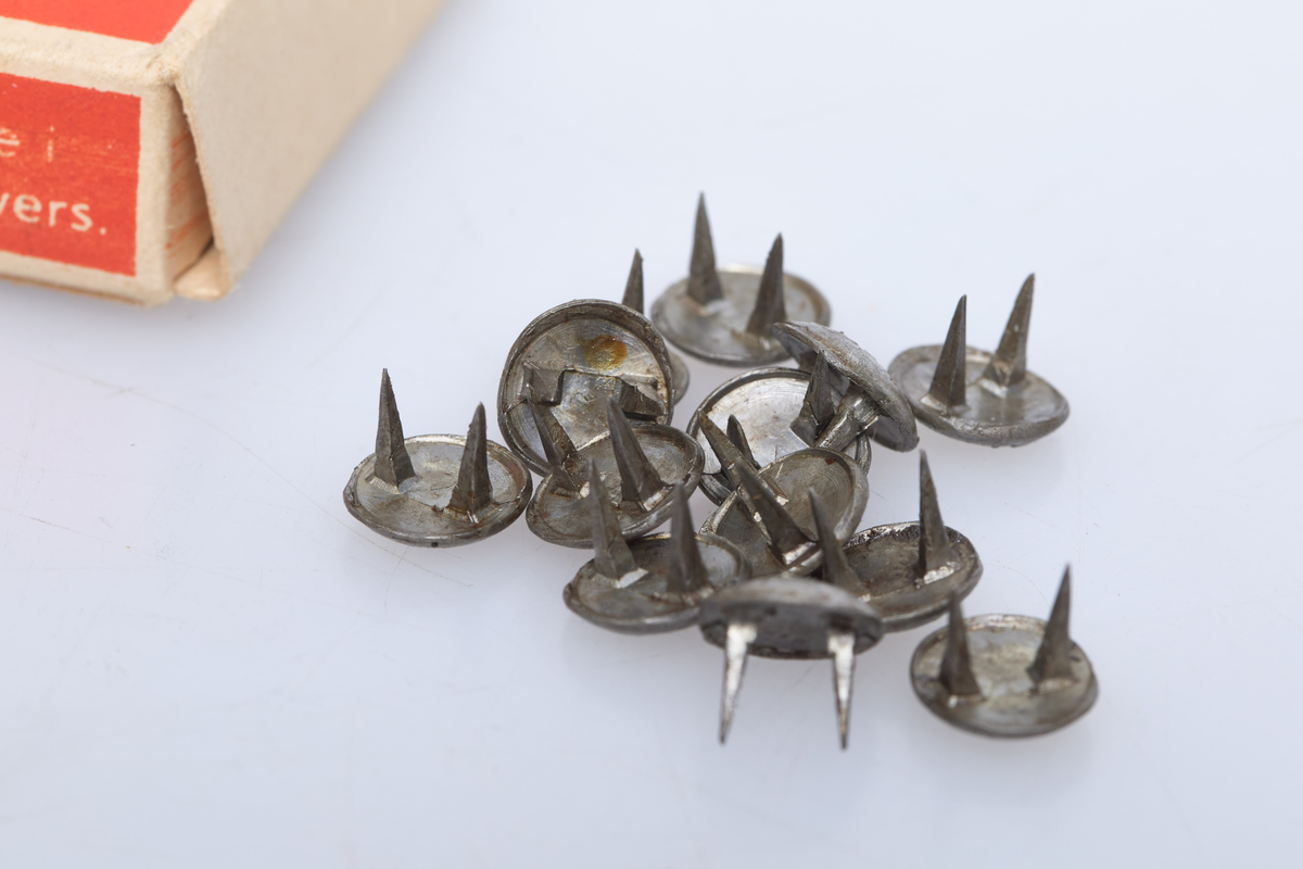 Eske til å ha skospar i. Esken har teksten Mustads Skospar 100 stk. Nr. 1