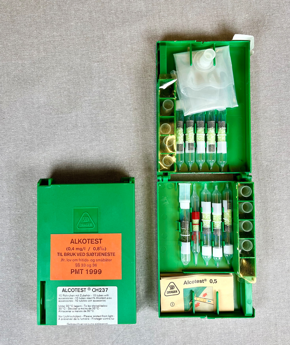 To sett for promilletesting, i grønne plastetui. Den ene er kalibrert for 0,8 promille og ment for bruk på sjøen. Den andre er kalibrert for 0,5 promille til bruk i trafikken.