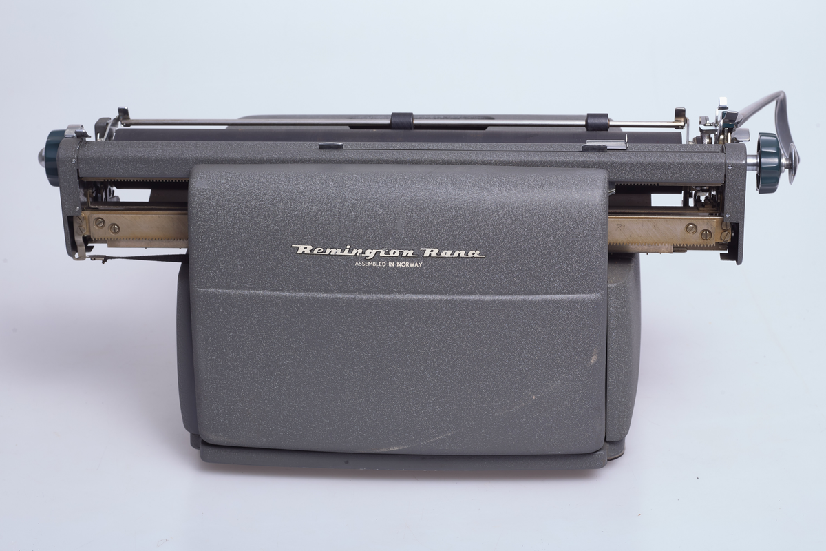 Grågrønn skrivemaskin av type Remington Rand. Grønt tastatur. Produsert (montert sammen) på Kapp Melkefabrikk i 1950 åra.