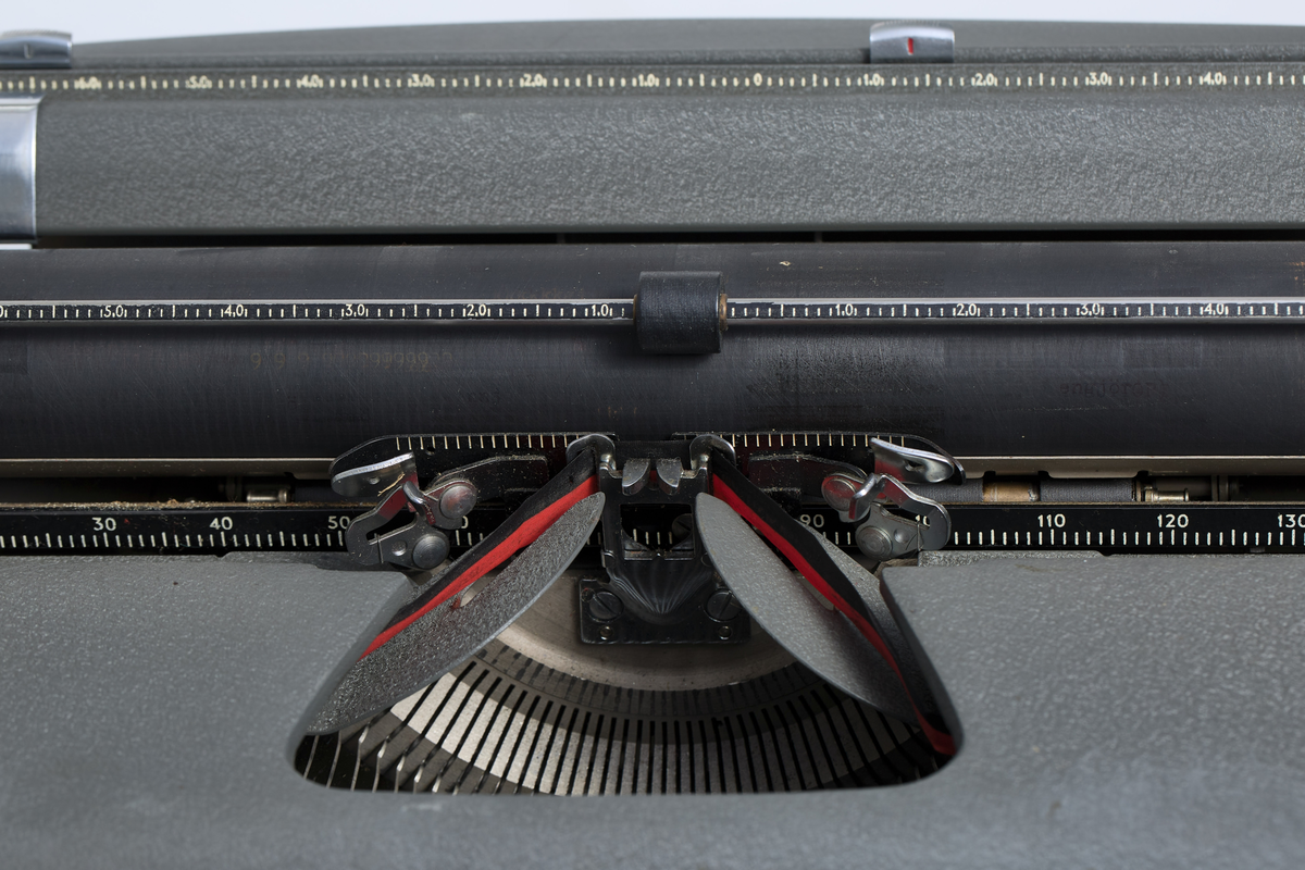 Grågrønn skrivemaskin av type Remington Rand. Grønt tastatur. Produsert (montert sammen) på Kapp Melkefabrikk i 1950 åra.