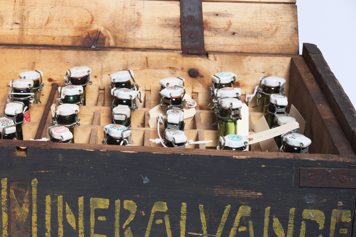 Seltersflaske med patentkork. Korken er merket med "Sauda Selters". Flasken har en etikett med skriften:  "STJERNEN" SELTERS GJÖVIK

Flasken er oppbevart sammen med flere andre flasker i en trekiste med lokk. På trekisten står det "Stjernens Mineralvande" på siden.