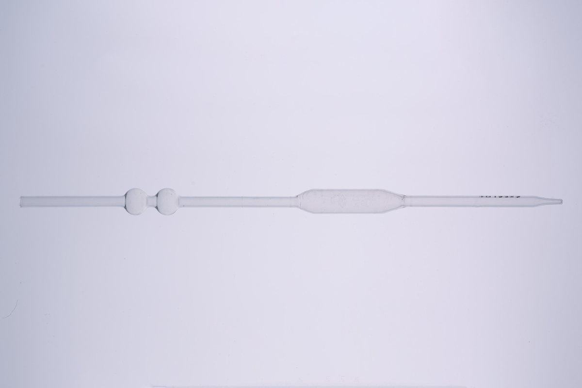 Volumetrisk pipette på 10ml, laget av glass med tre utblåsninger. Den har et smalt glassrør med to runde utblåsninger, og har en tydelig utblåsning midt på, som markerer det nøyaktige volumet den er kalibrert for. Den har en bredere åpning øverst for å suge opp væske, og en tynn, presis spiss nederst for å dryppe ut væsken. Pipetten brukes i laboratorier til å måle opp og overføre en nøyaktig mengde væske. 

Denne er enten brukt på Kapp Melkefabrikker eller ved Nestlés fabrikk på Hamar.