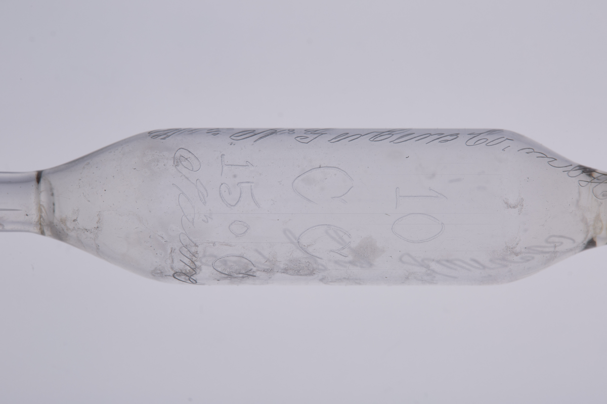 Volumetrisk pipette på 10ml, laget av glass med tre utblåsninger. Den har et smalt glassrør med to runde utblåsninger, og har en tydelig utblåsning midt på, som markerer det nøyaktige volumet den er kalibrert for. Den har en bredere åpning øverst for å suge opp væske, og en tynn, presis spiss nederst for å dryppe ut væsken. Pipetten brukes i laboratorier til å måle opp og overføre en nøyaktig mengde væske. 

Denne er enten brukt på Kapp Melkefabrikker eller ved Nestlés fabrikk på Hamar.