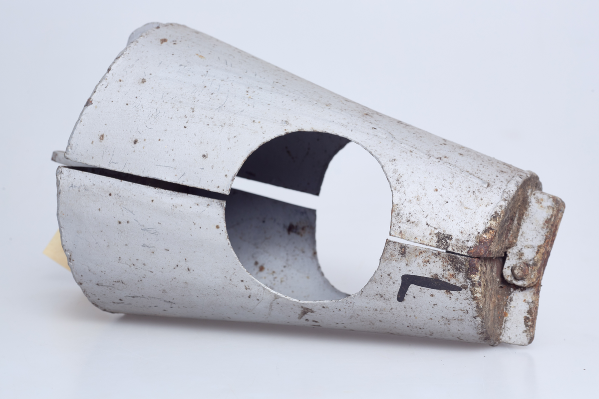 Plomberingsklave/låseklave. For plombering a rør-overganger. Konisk med hull i midten.
