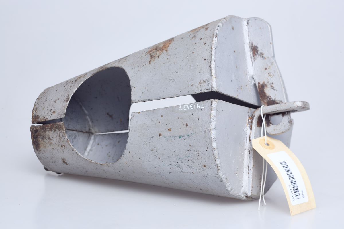 Plomberingsklave/låseklave. For plombering a rør-overganger. Konisk med hull i midten.
