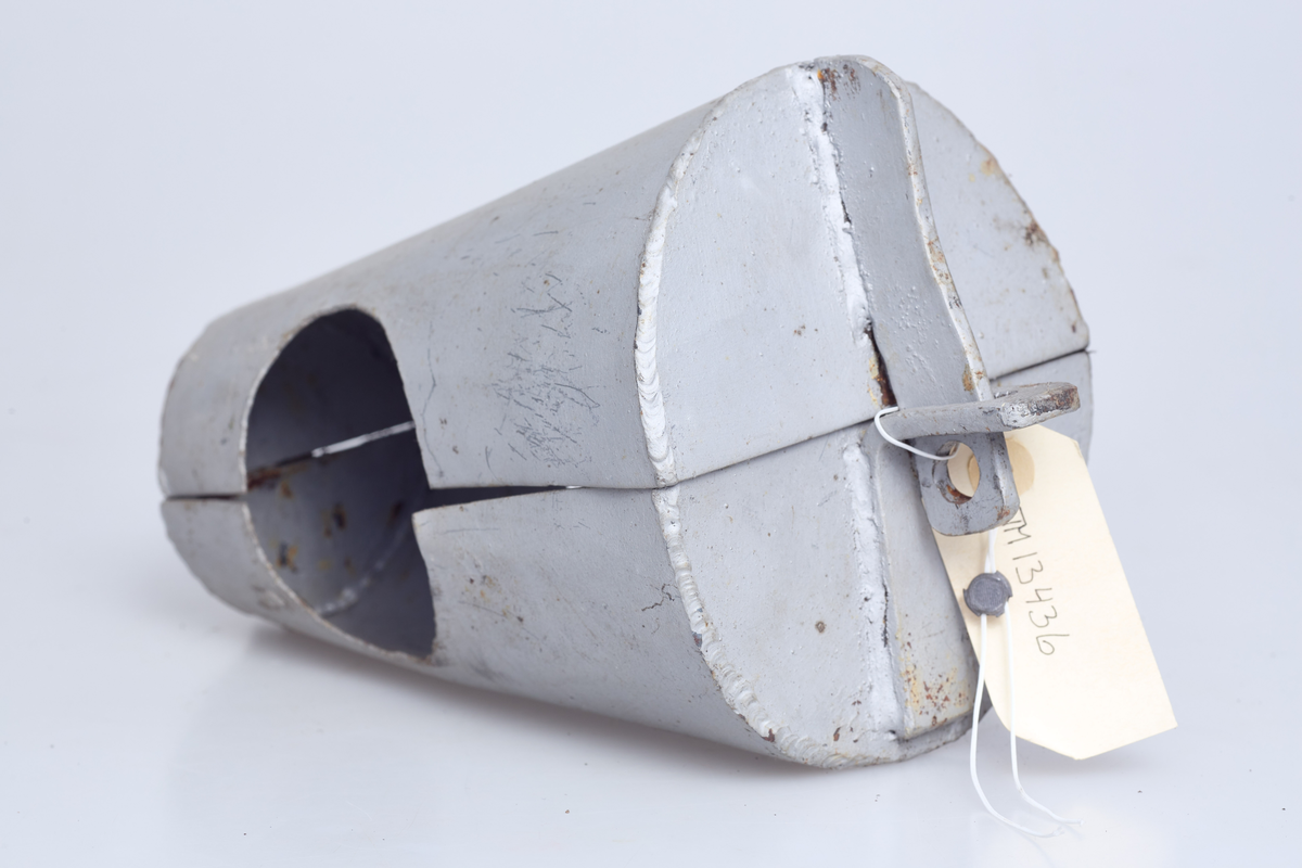 Plomberingsklave/låseklave. For plombering a rør-overganger. Konisk med hull i midten.
