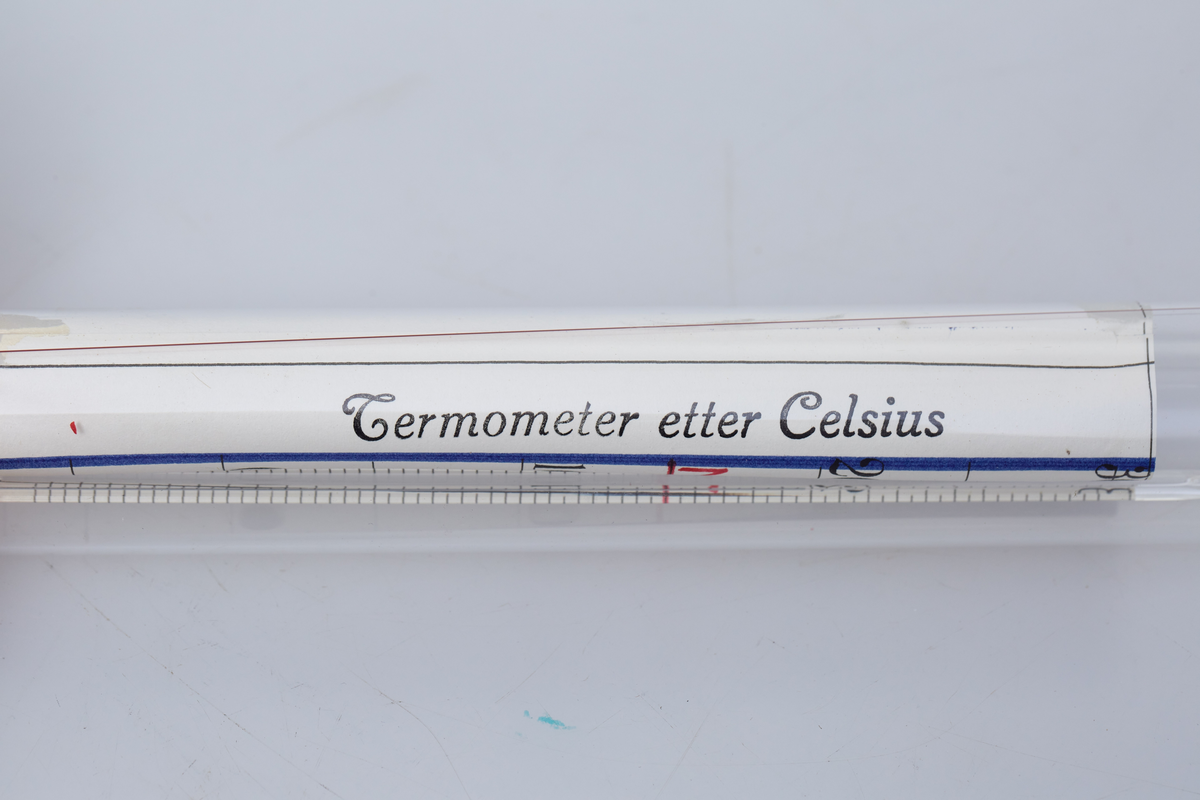 Alkometer eller spritmåler i glass, brukt til å måle alkoholstyrken i brennevin ved Toten Brenneri A/L.

Alkometeret er ødelagt, og mangler et tynt målerør med måleskala basert på Gay-Lussac-skalaen (volumprosent). Det er kun termometerdelen, den nederste delen, som står igjen. 
På termometerdelen er det tall fra 10 til 0 til 30, samt merkene "N" (normal) og "T" (temperatur). Denne brukes sammen med et innebygd Celsius-termometer for å korrigere avlesningen etter væskens temperatur. Instrumentet er kalibrert for bruk ved 15°C 

Ligger i original papp hylse merket: TOTEN BRENNERI A/l NR. 96.56.17  80-100 vol%