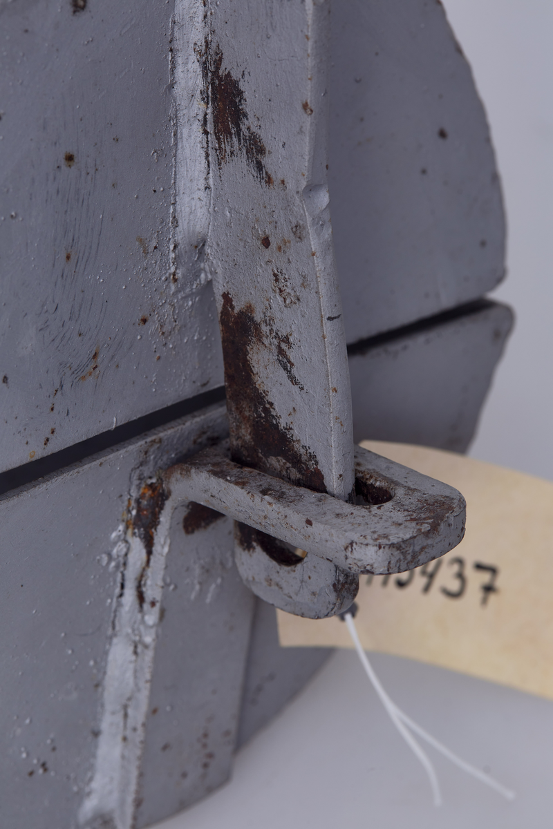 Plomberingsklave/låseklave. For plombering a rør-overganger. Konisk med hull i midten.
