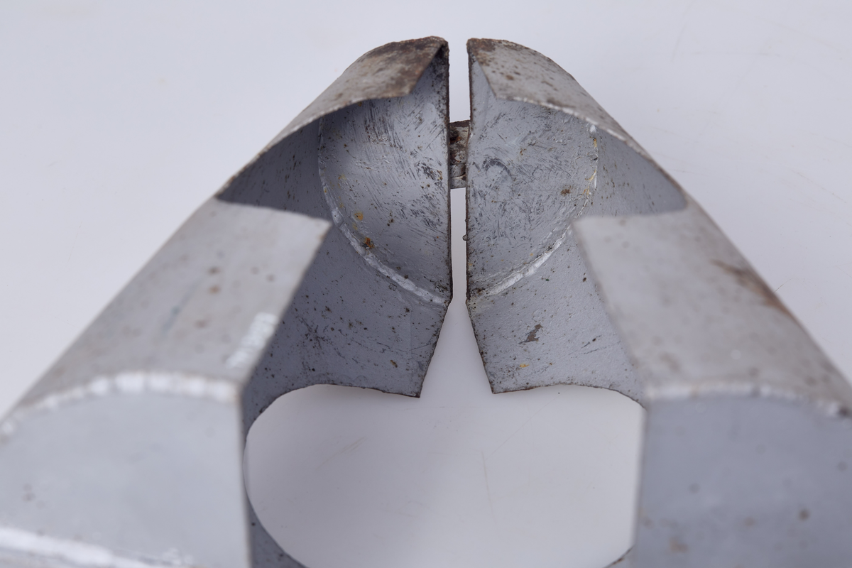 Plomberingsklave/låseklave. For plombering a rør-overganger. Konisk med hull i midten.
