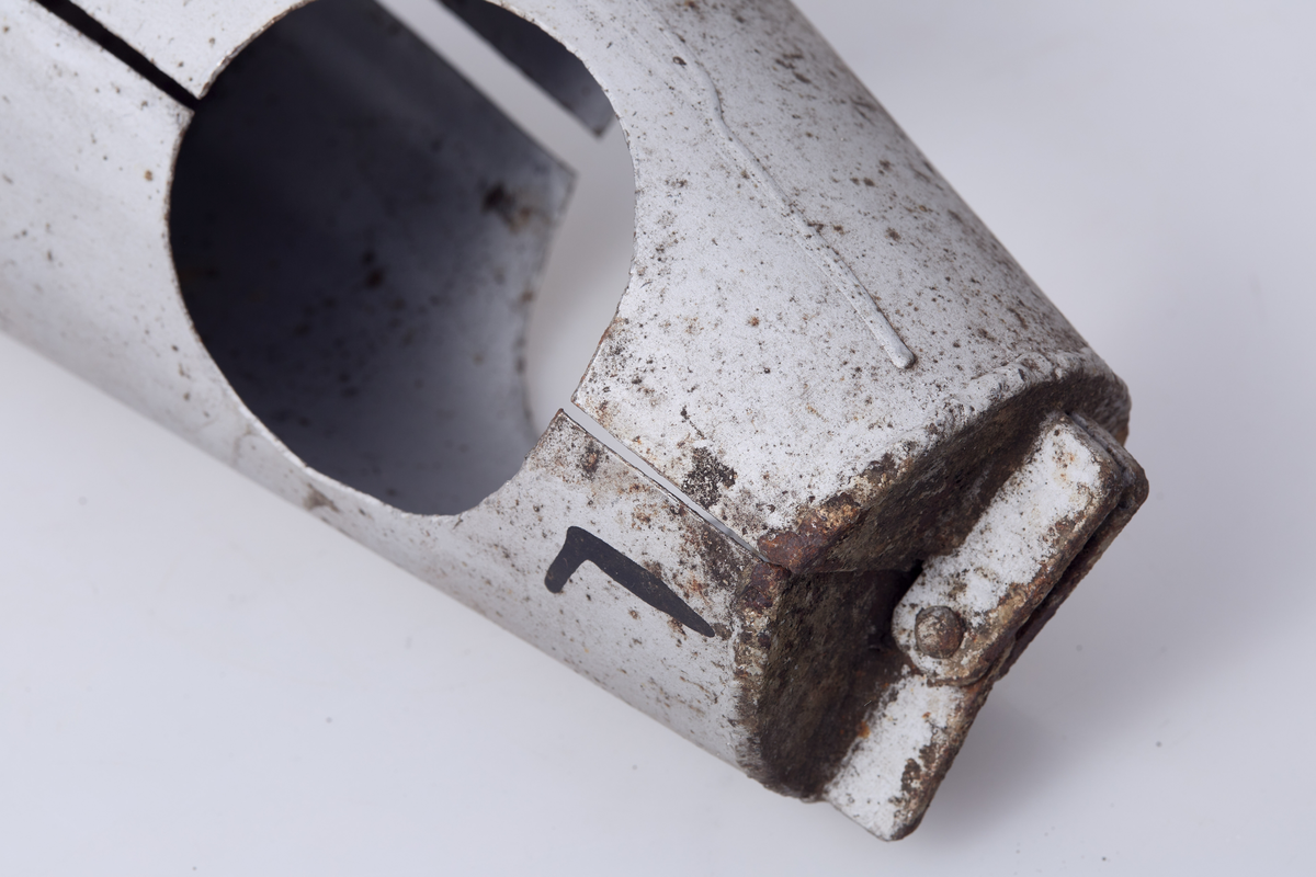 Plomberingsklave/låseklave. For plombering a rør-overganger. Konisk med hull i midten.
