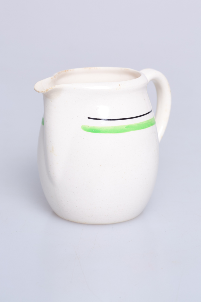 Fløtemugge fra Stavangerflint, serien heter "Glatt", hvit base, grønn rand med sort linje. Designet er av Thorbjørn Feyling.