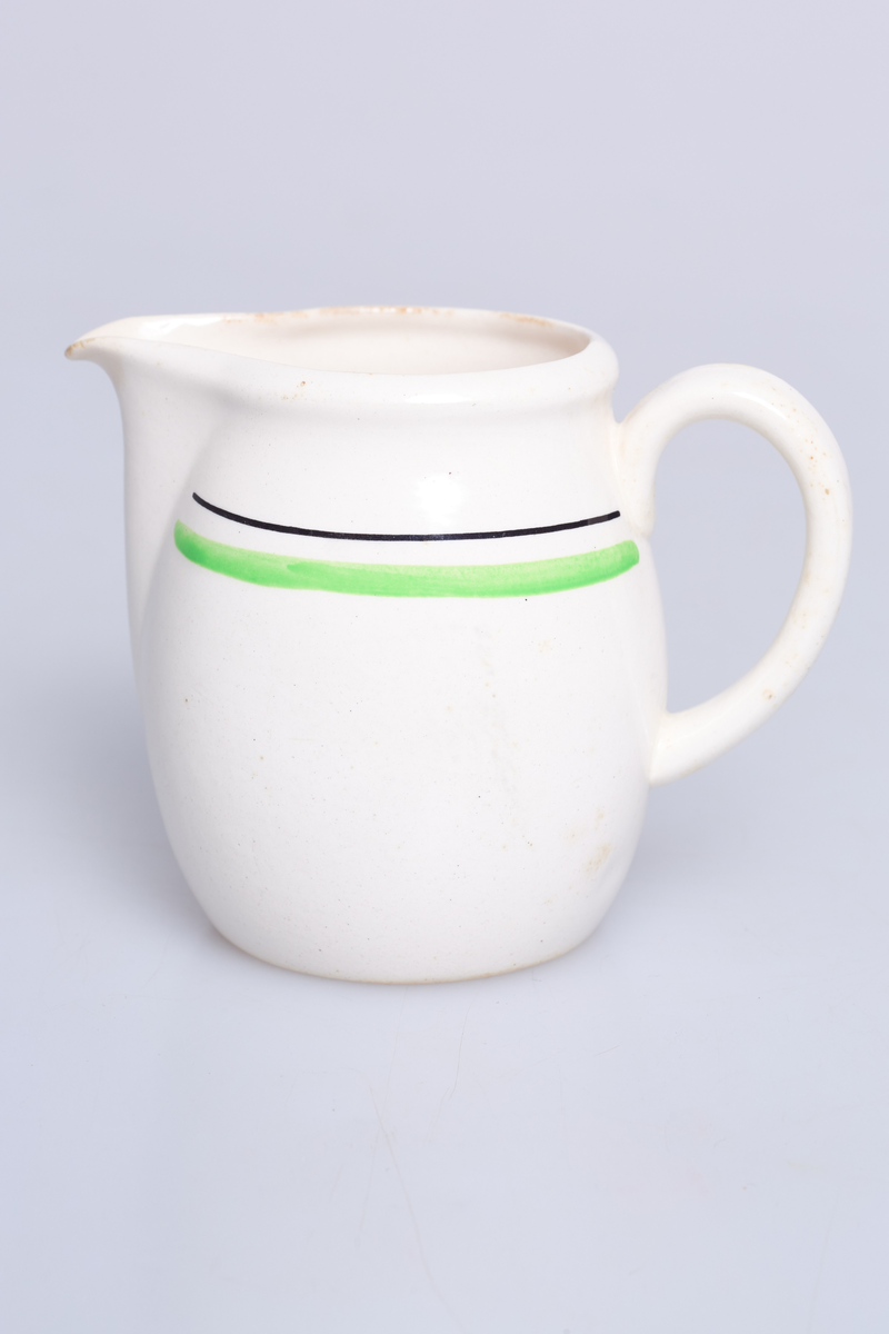 Fløtemugge fra Stavangerflint, serien heter "Glatt", hvit base, grønn rand med sort linje. Designet er av Thorbjørn Feyling.