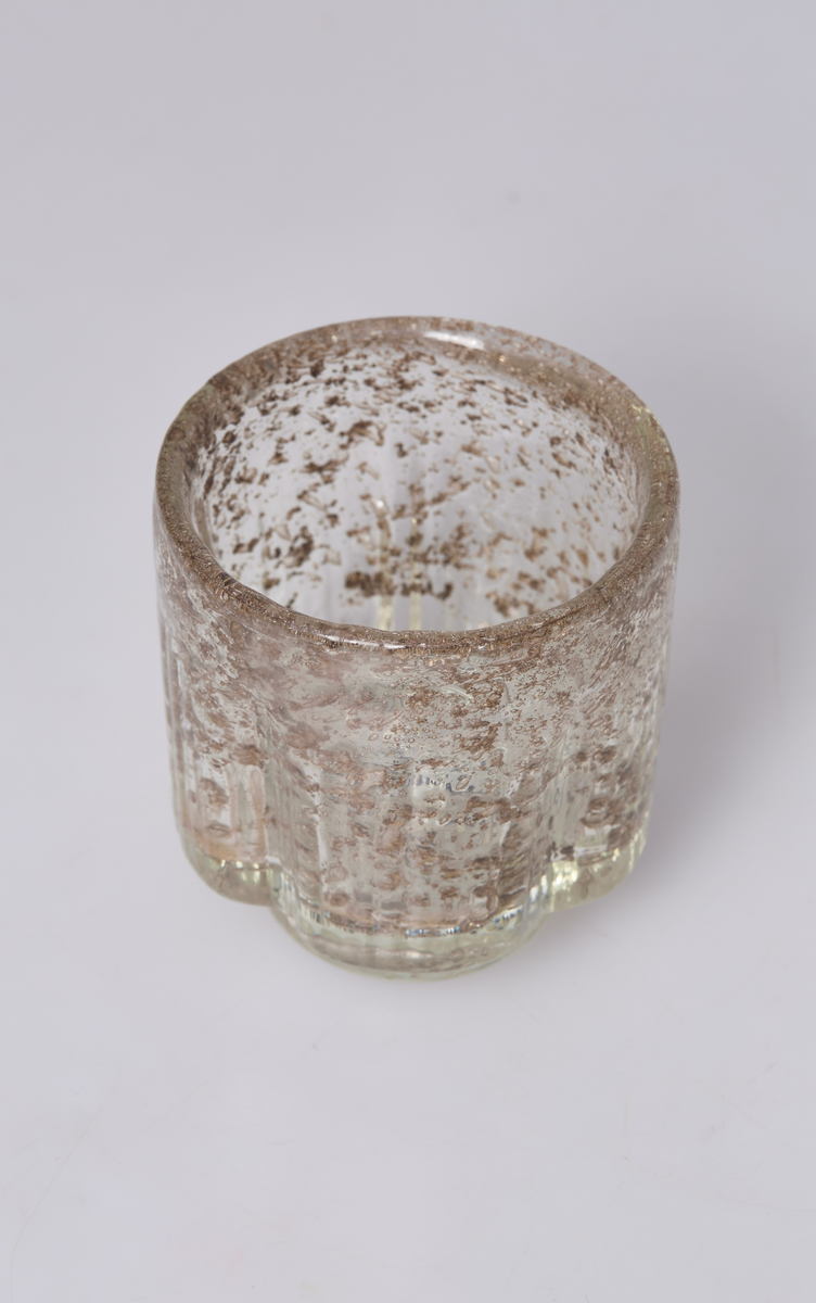 Vase eller lyslykt i lysgrålig, rillete glass med metallspon. Designet av Benny Motzfeldt for Randsfjord Glassverk. Etikettmerket på undersiden.
