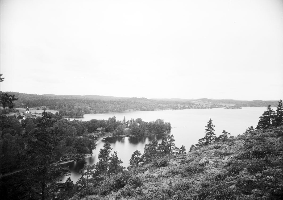 Slående utsikt från Vassviksberget i Norra Vi. Invid sjön Sommens rand skymtar socknens kyrka och mer centralt Ribbingshovs herrgård. Odaterad.