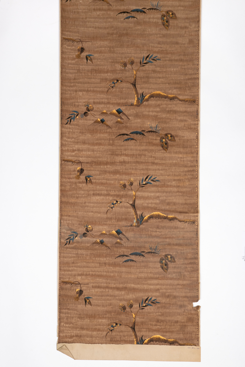 Fire like tapetruller med japaninspirert mønster. Brun bunnfarge med ujevn horisontal stripevirkning og dekor i brunt, gull, svart og brunt; fjell- og bakketopper med blomster og blader, samt trær og grener med blader og frukter.