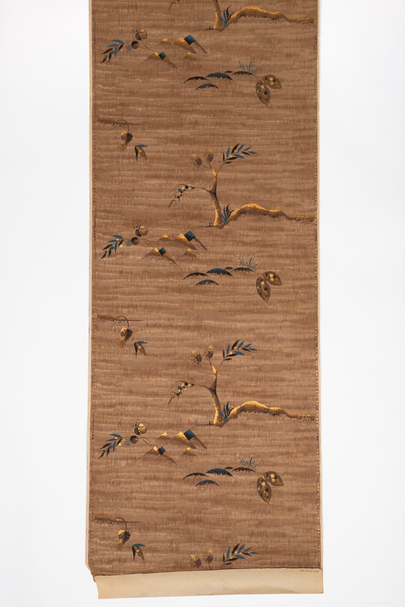 Fire like tapetruller med japaninspirert mønster. Brun bunnfarge med ujevn horisontal stripevirkning og dekor i brunt, gull, svart og brunt; fjell- og bakketopper med blomster og blader, samt trær og grener med blader og frukter.