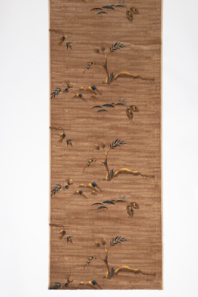 Fire like tapetruller med japaninspirert mønster. Brun bunnfarge med ujevn horisontal stripevirkning og dekor i brunt, gull, svart og brunt; fjell- og bakketopper med blomster og blader, samt trær og grener med blader og frukter.