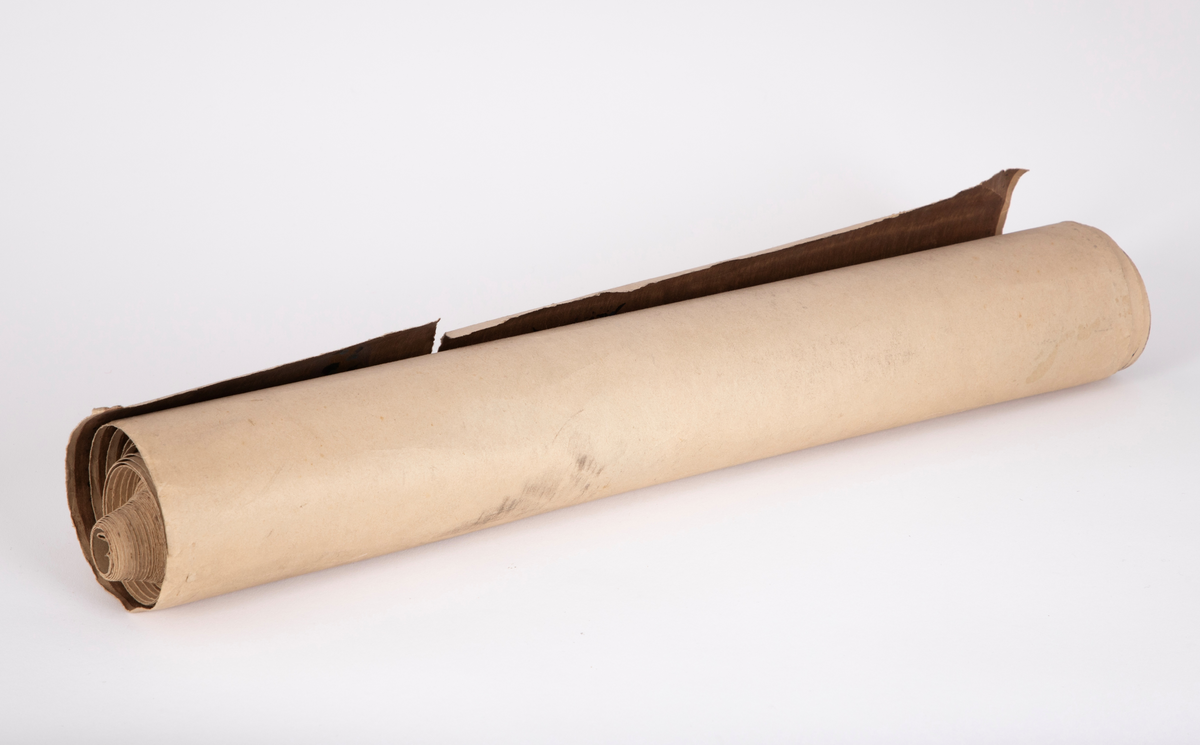 Fire like tapetruller med japaninspirert mønster. Brun bunnfarge med ujevn horisontal stripevirkning og dekor i brunt, gull, svart og brunt; fjell- og bakketopper med blomster og blader, samt trær og grener med blader og frukter.