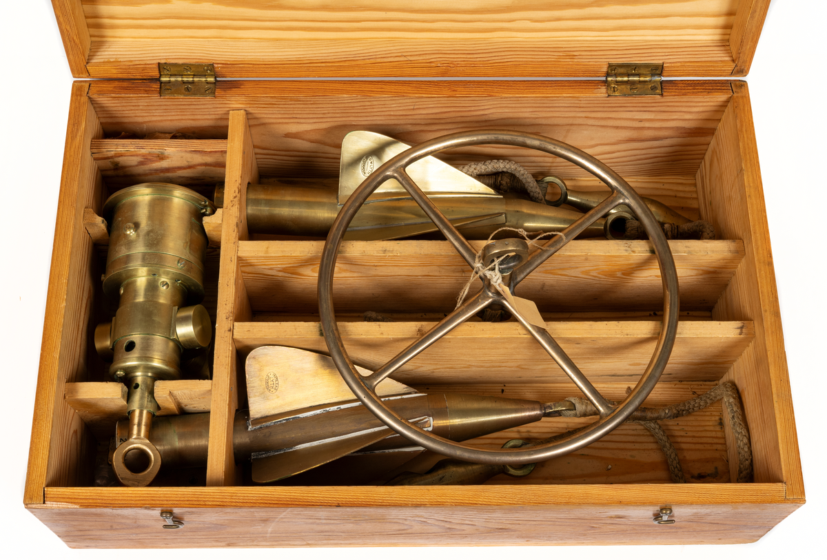 Släpplogg
a) registerverk
längd 245,  diameter 95
b) balanshjul
Diameter 275
c) Propeller,  stämplad G W Lyth
med tamp och fäste 1100
d) Propeller,  stämplad instr.fabr.  AB Lyth
med tamp och fäste.
Längd totalt 1050
e) Förvaringslåda i furu,  troligen ej orginal.
Längd 550,  bredd 350, höjd 195.