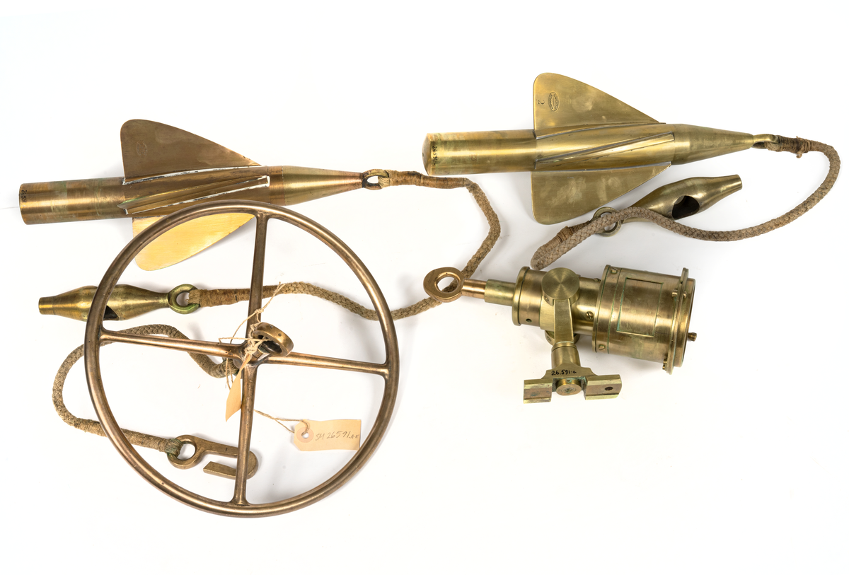 Släpplogg
a) registerverk
längd 245,  diameter 95
b) balanshjul
Diameter 275
c) Propeller,  stämplad G W Lyth
med tamp och fäste 1100
d) Propeller,  stämplad instr.fabr.  AB Lyth
med tamp och fäste.
Längd totalt 1050
e) Förvaringslåda i furu,  troligen ej orginal.
Längd 550,  bredd 350, höjd 195.