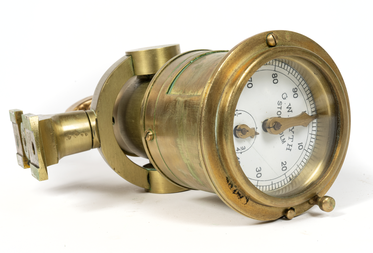 Släpplogg
a) registerverk
längd 245,  diameter 95
b) balanshjul
Diameter 275
c) Propeller,  stämplad G W Lyth
med tamp och fäste 1100
d) Propeller,  stämplad instr.fabr.  AB Lyth
med tamp och fäste.
Längd totalt 1050
e) Förvaringslåda i furu,  troligen ej orginal.
Längd 550,  bredd 350, höjd 195.