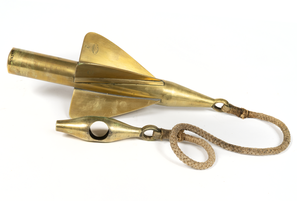 Släpplogg
a) registerverk
längd 245,  diameter 95
b) balanshjul
Diameter 275
c) Propeller,  stämplad G W Lyth
med tamp och fäste 1100
d) Propeller,  stämplad instr.fabr.  AB Lyth
med tamp och fäste.
Längd totalt 1050
e) Förvaringslåda i furu,  troligen ej orginal.
Längd 550,  bredd 350, höjd 195.