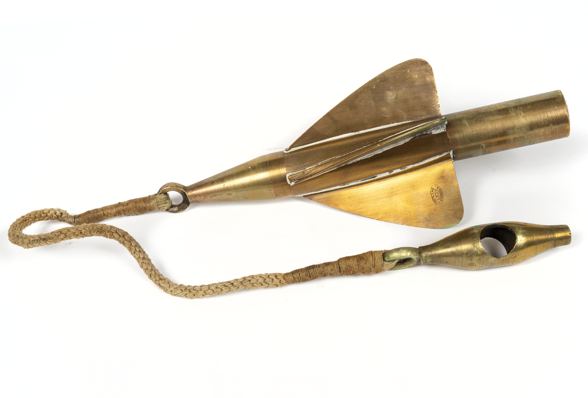 Släpplogg
a) registerverk
längd 245,  diameter 95
b) balanshjul
Diameter 275
c) Propeller,  stämplad G W Lyth
med tamp och fäste 1100
d) Propeller,  stämplad instr.fabr.  AB Lyth
med tamp och fäste.
Längd totalt 1050
e) Förvaringslåda i furu,  troligen ej orginal.
Längd 550,  bredd 350, höjd 195.