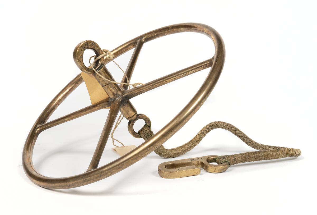 Släpplogg
a) registerverk
längd 245,  diameter 95
b) balanshjul
Diameter 275
c) Propeller,  stämplad G W Lyth
med tamp och fäste 1100
d) Propeller,  stämplad instr.fabr.  AB Lyth
med tamp och fäste.
Längd totalt 1050
e) Förvaringslåda i furu,  troligen ej orginal.
Längd 550,  bredd 350, höjd 195.