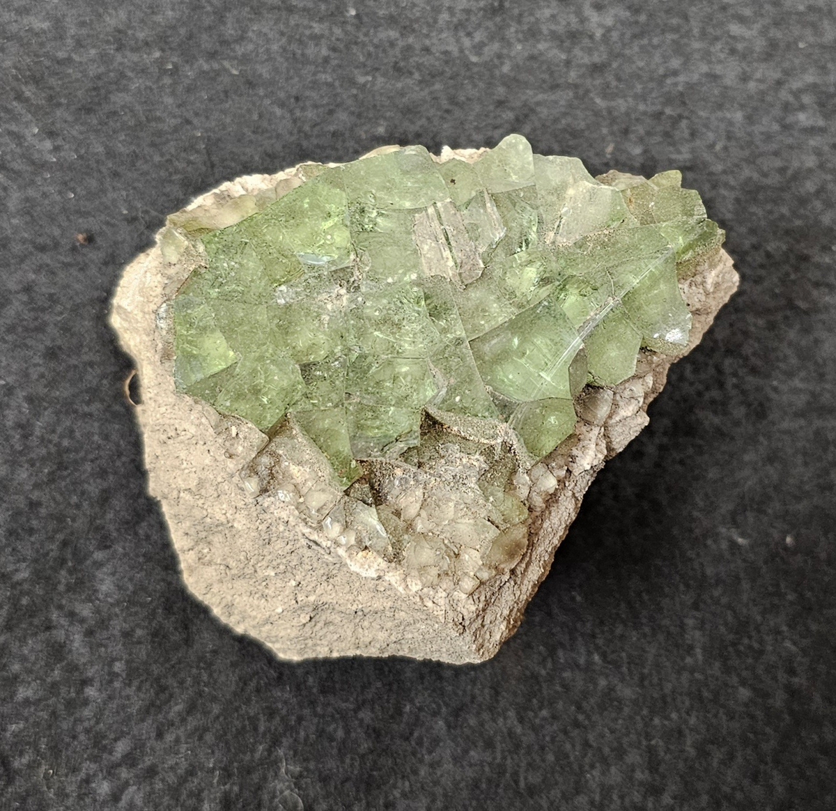 Bergart/Fossil/Mineral: slagg
Varietet: 
Klassificering: slagger
Paragenes: 

Land: 
Fyndplats: 

Stuffen ingår i samlingen från Läroverket i Vänersborg.
