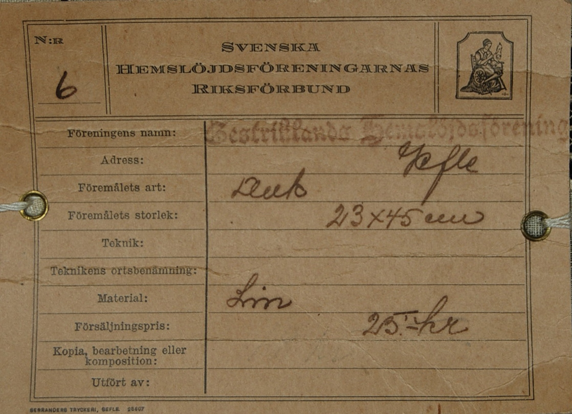 Duk av grågul linnelärft, på mittpartiet 3 längsgående rader av små stjärnor ljusrött lingarn i korssöm, på båda sidor av stjärnorna romber och trianglar med dubbel utdragssöm, plattsöm, Singling, enkel trädning, något Spetssöm, smala sicksack- ränder i hopdragssöm, fållad med enkel utdragssöm, grågult lingarn. i
Påsydd brun pappetikett med tryckt och skriven text: N:R 6 Svenska Hemslöjdsföreningarnas Riksförbund Gestriklands hemslöjdsförening Gefle Duk 23 x 45 cm Lin 25:- kr
