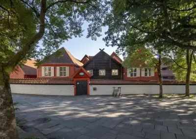 The buildings of Schøtstuene from outside the gate and wall. Schøtstuene fra utsiden av porten og muren.