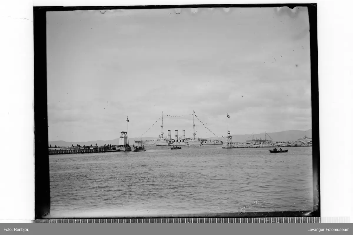 Kroningen av Kong Haakon, internasjonale gjester her SMS Prinz Adalbert med prins Heinrich ombord.
