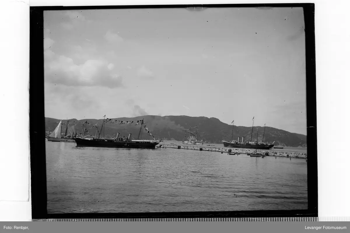 Kroningen av Kong Haakon. Skipene Dannebrog, SMS Prinz Adalbert og HMY Victoria & Albert III.