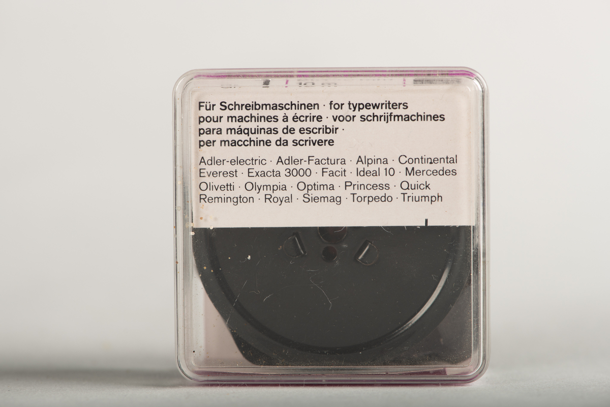 Geha Selecta fargebånd til skrivemaskin i fargen svart. Fargebåndet ligger i originalemballasjen og er ubrukt. Rullen inneholder 10 meter, og båndet er 13mm. bredt.
