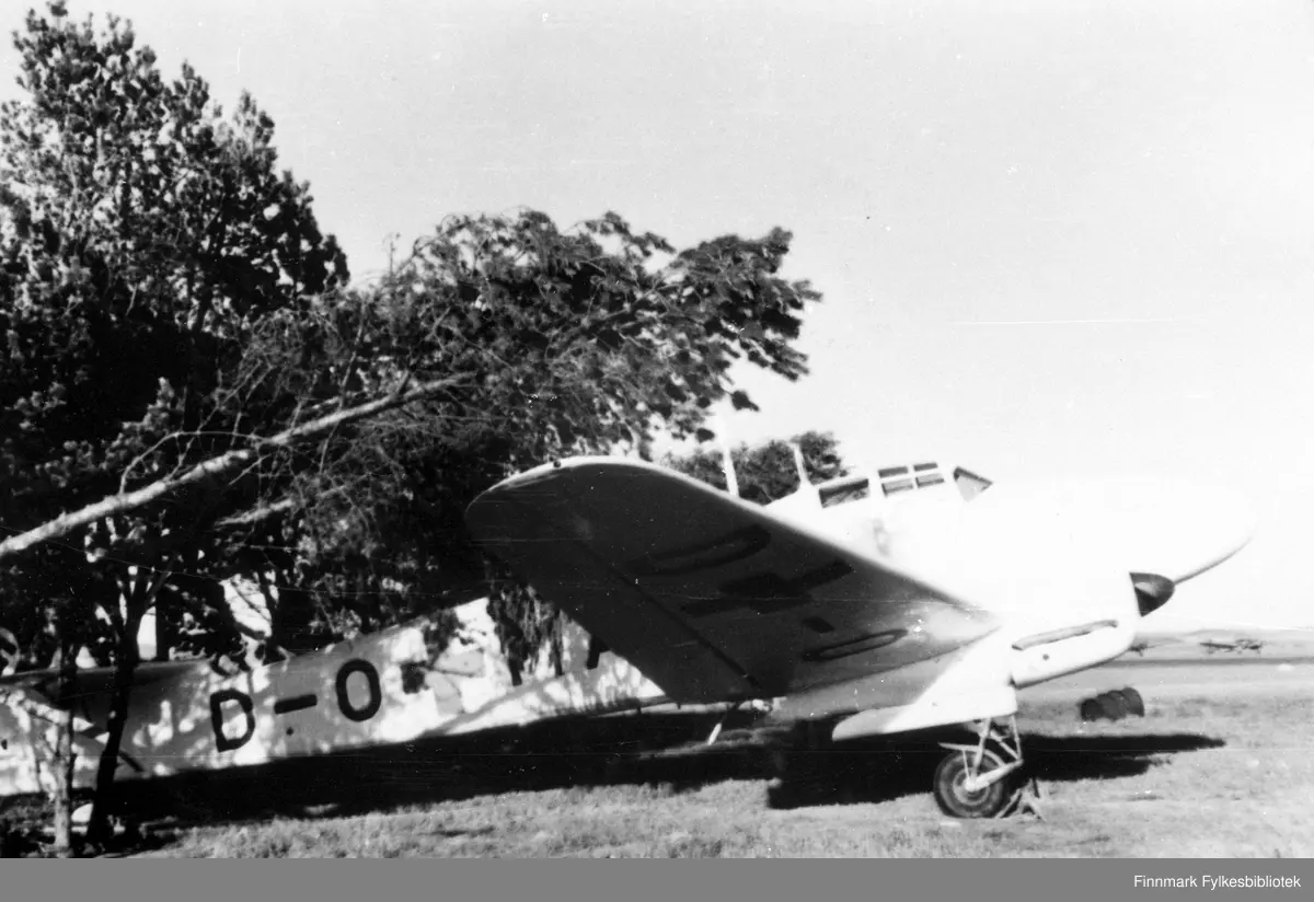Tysk Focke-Wulf Fw 58 "Weihe" i bruk som ambulansefly på Sola flyplass i 1940. Flyet har sivile kjennetegn.