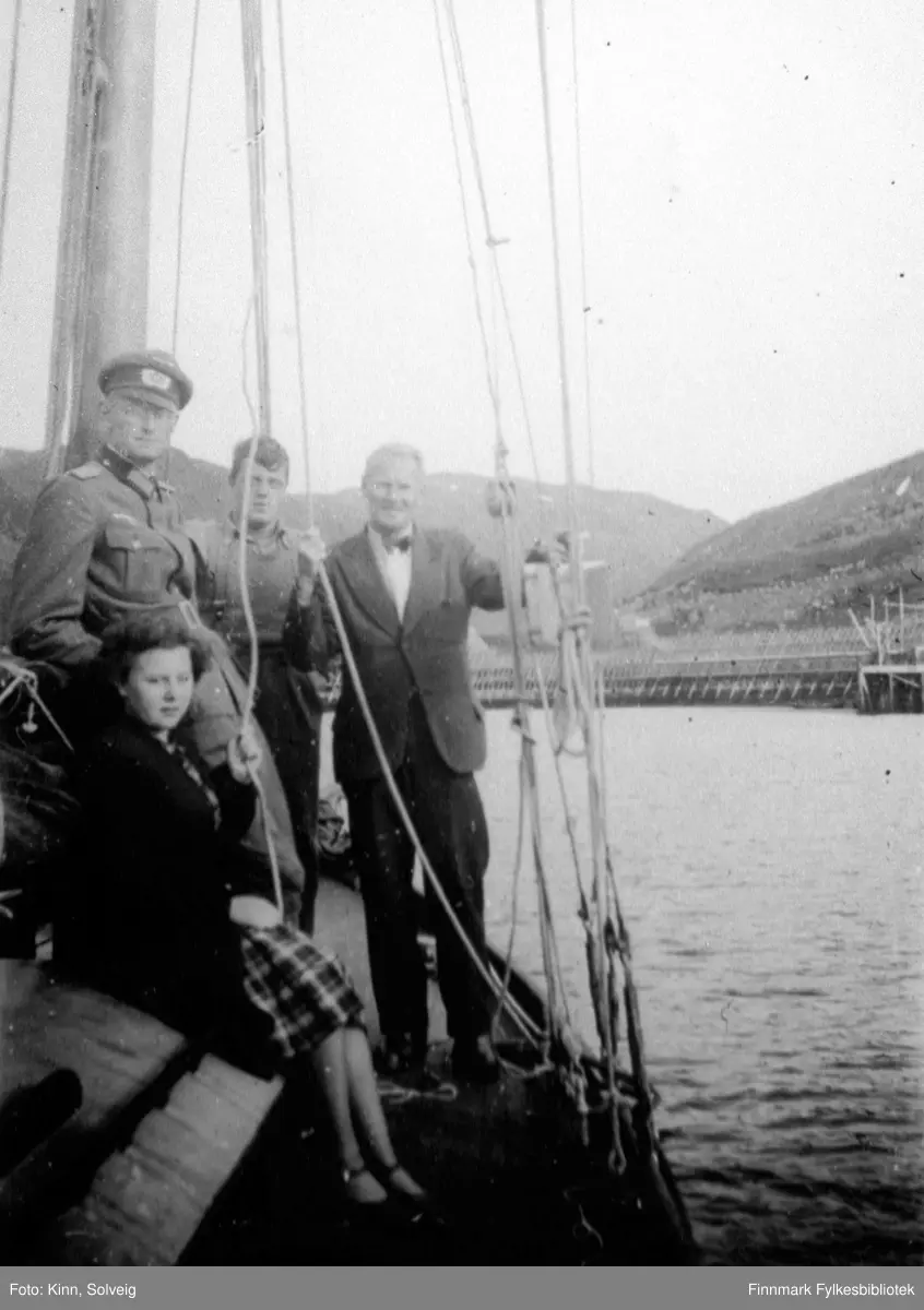 Tolk ved det tyske sikkerhetspolitiet i Hammerfest Solveig Kinn sammen med distriktskommissær dr. Günther Hagmeister på tjenestereise.