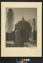 Mange mennesker vandrer inn gjennom en port med to høye port