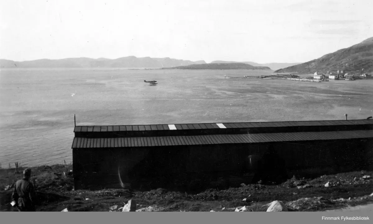 En tysk Junkers Ju 52/W lander ved sjøflybasen i Hammerfest, like overfor byen, over Haugen. Fotografert 20. august 1941.